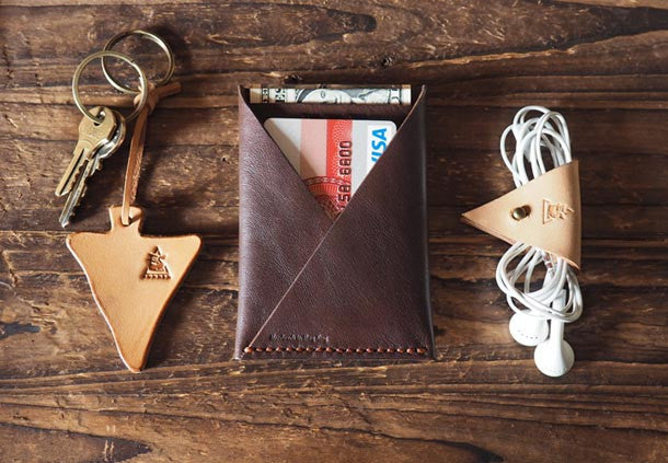 ES Corner Leather Folded Card Wallet Slim Card Wallet Credit card holder Brown Close up | Cord Holder | Triangle Leather Keychain #Natural Nude