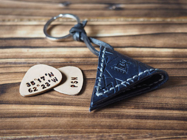 ES Corner Handmade Leather Guitar Pick Case Pick Holder Personalized with Leather Pick Navy Blue Pettern Main Shot