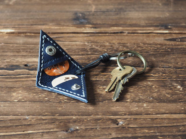 ES Corner Handmade Leather Guitar Pick Case Keychain with Personalized Leather Pick Navy Blue Pettern Function Shot