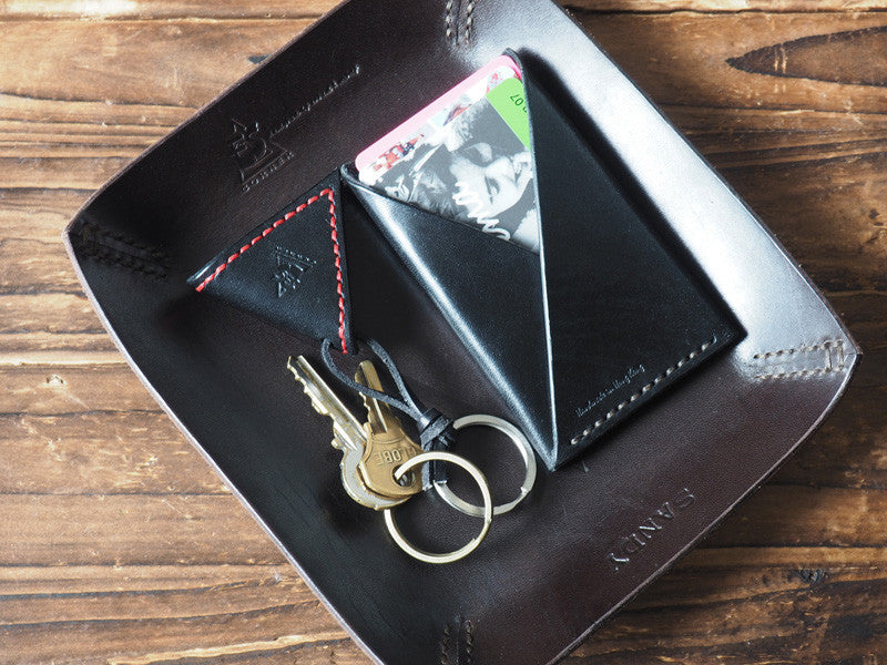 ES Corner Leather Guitar Pick Case Keychain and Slim Card Holder on Valet Tray Black